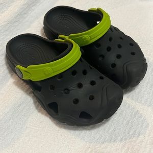 Kids crocs black with green strap